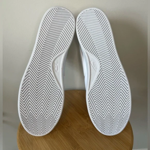 👟 White Nike Sneakers 👟 - Picture 6 of 8